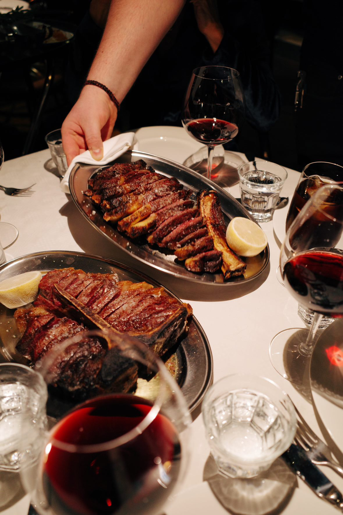 Grillattuja pihvejä tarjoiluvadilla The Grandissa